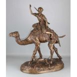 Großes Bronzekamel mit arabischem Reiter. 20. Jahrhundert. Größe: 74 x 61 x 26 cm. In gutem Zustand.