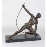 Bronzefigur auf schwarzem Marmorsockel. Athletischer Stahlbieger. 21. Jahrhundert. Größe: 40 x 38