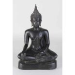 Alter / antiker chinesischer Bronzebuddha im Lotussitz. Größe: 27 cm. In gutem Zustand. Old /