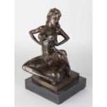 Bronze erotische Dame mit Hosenträgern. Auf schwarzem Marmorkeller. Signiert AJ Dalou. 21.