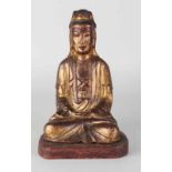 Antiker vergoldeter chinesischer Holz-befleckter Buddha auf Konsole. 19. Jahrhundert oder älter.