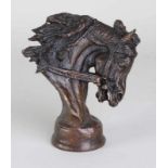 Alte / antike Bronzebüste eines Pferdekopfes. Größe: 14,5 cm. In gutem Zustand. Old / antique bronze