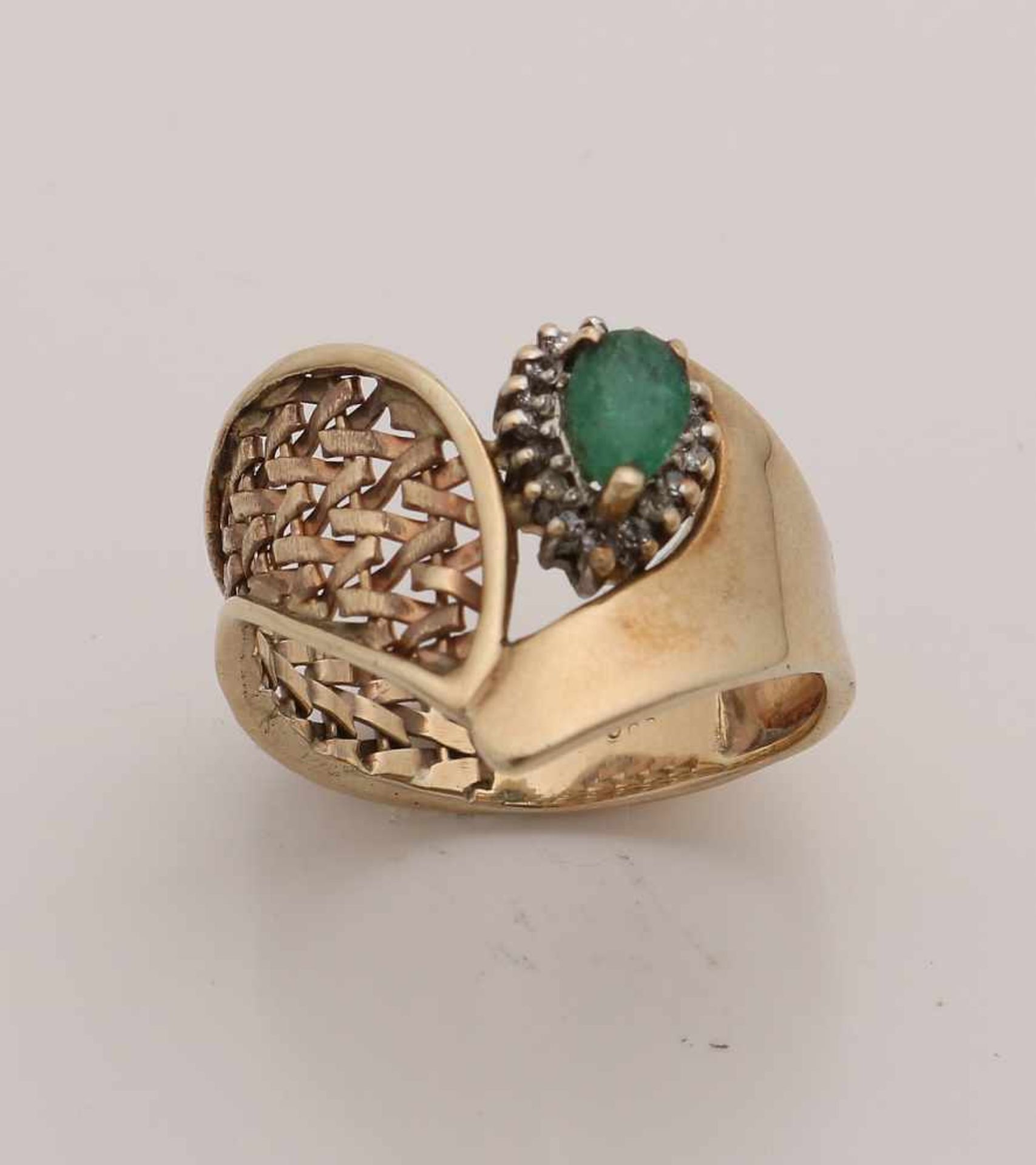 Yellow gold ring, 585/000, with emerald and diamond. Ring in a wide V-shape with an openwork side