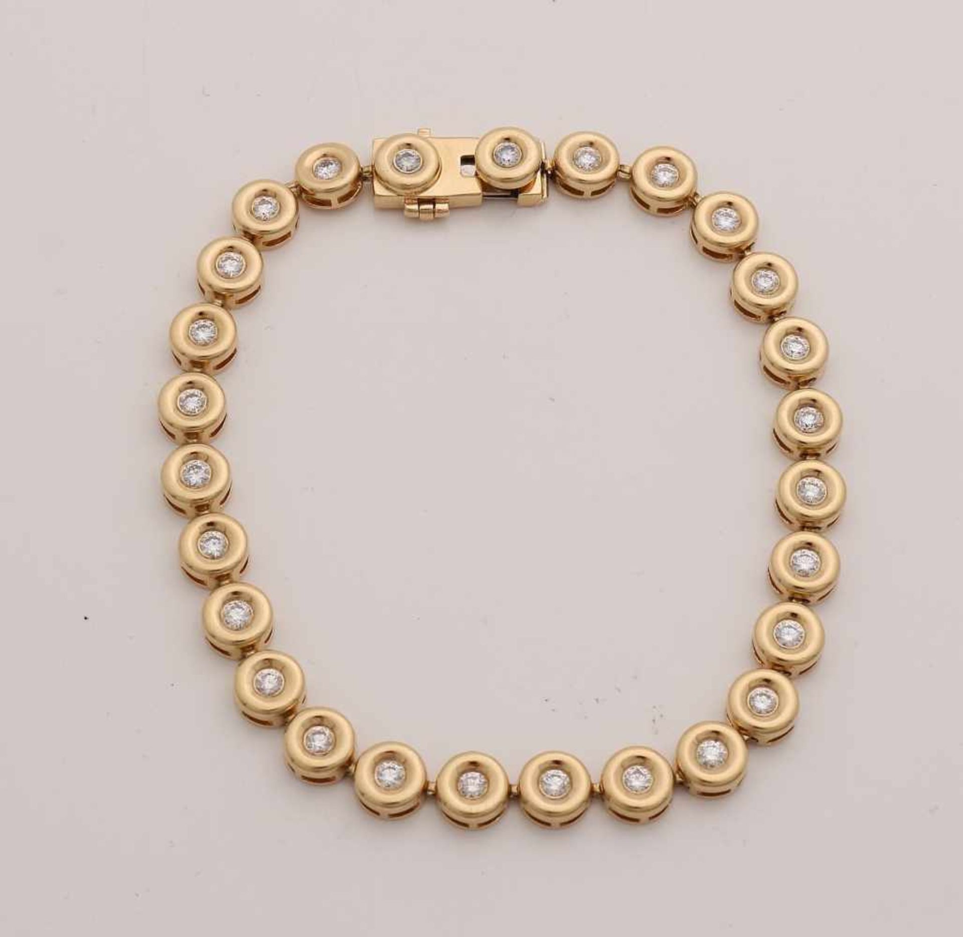 Yellow gold bracelet, 750/000, with diamonds. Bracelet with 27 round links set with brilliant cut