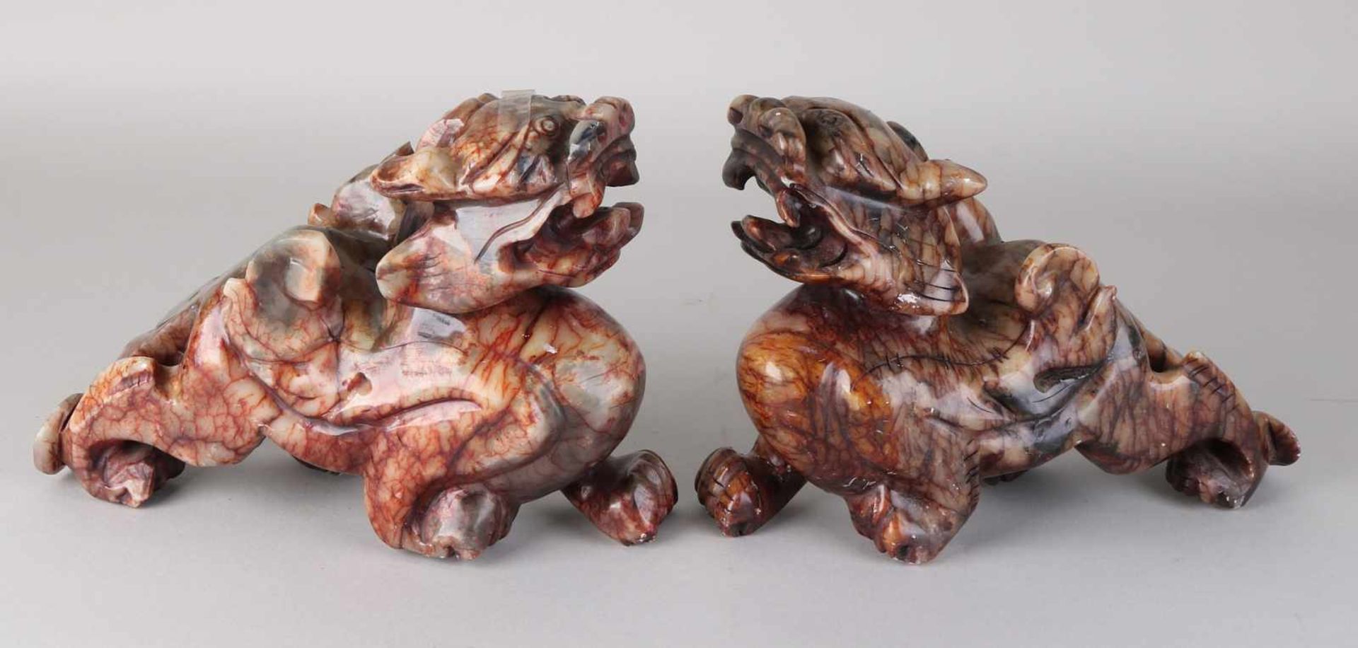 Two large Chinese marble Foo dogs. 20th century. Dimensions: 20 x 26 x 8 cm. In good condition.