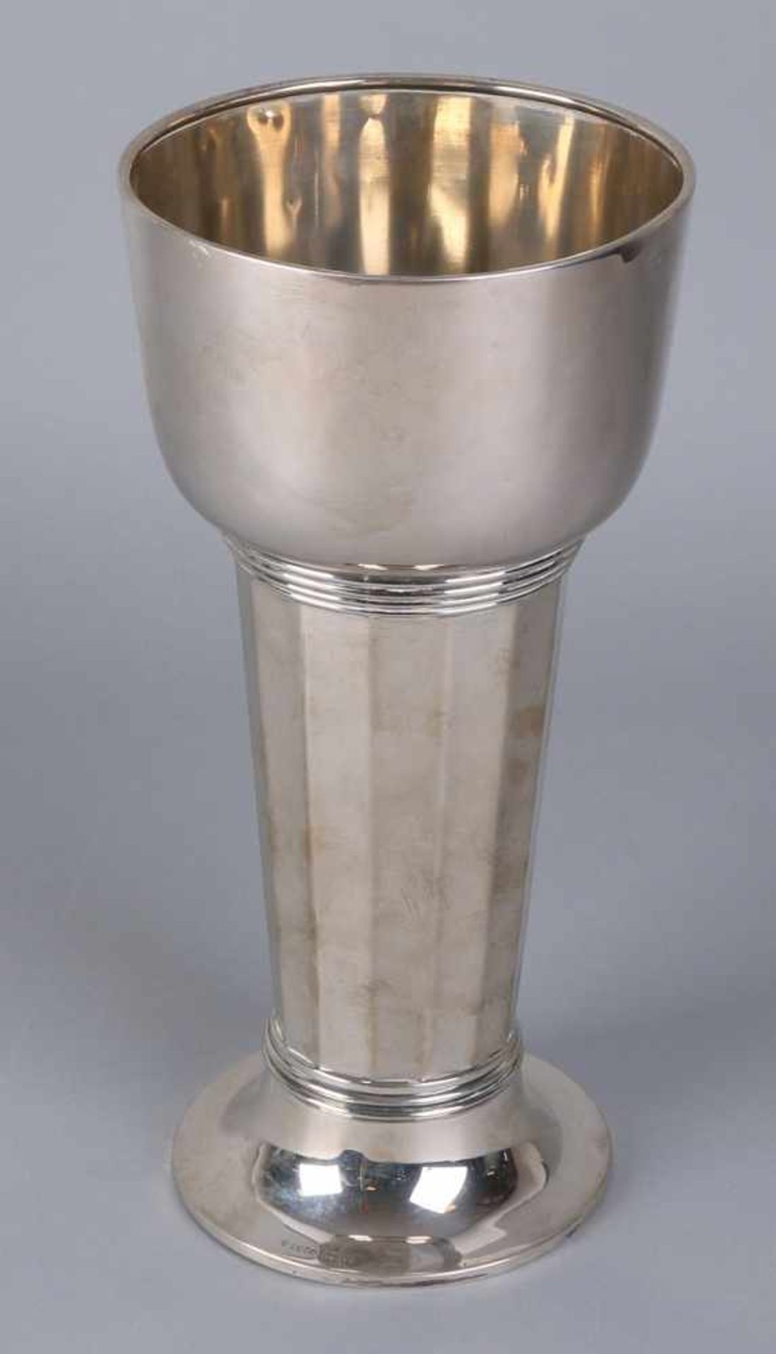 Beautiful silver Art Deco vase, 800/000, on a round base with fourteen-sided columns and a round