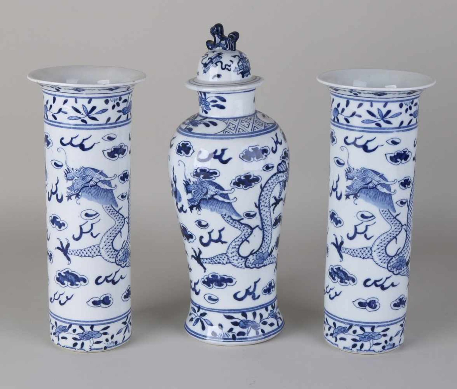 Ancient Chinese porcelain cupboard set with dragons and bottom marks. Dimensions: 25 - 30 cm. In