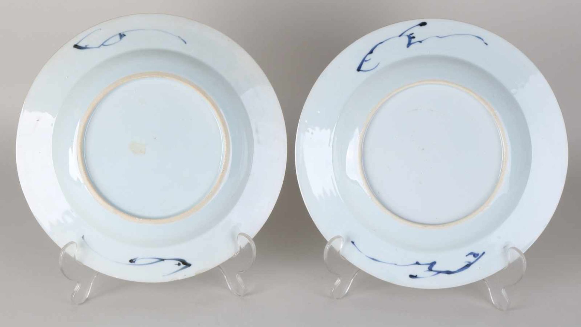 Two 18th century Chinese Imari porcelain plates with garden decor. Twice hairline + chip. Size: ø 23 - Bild 2 aus 2