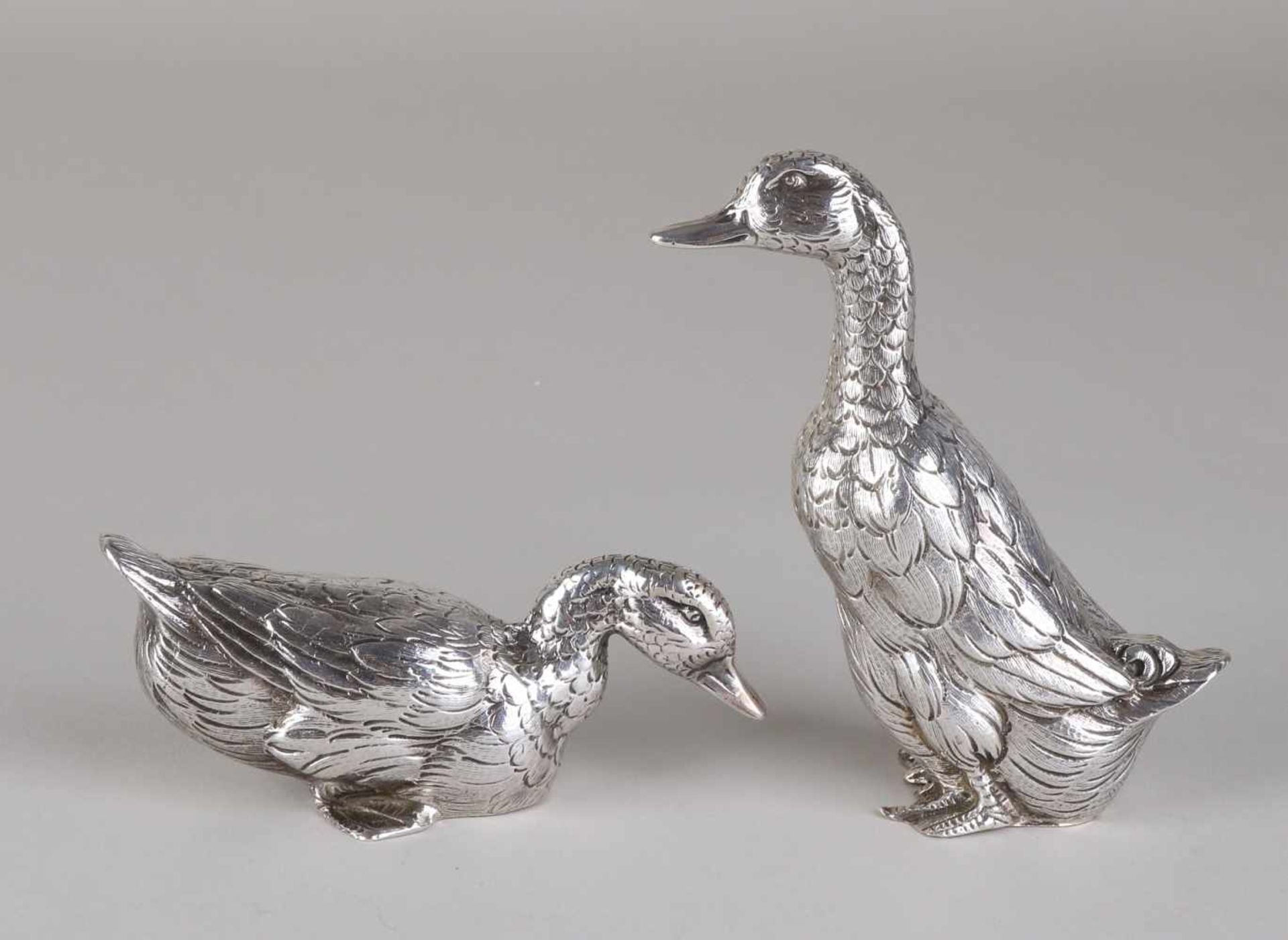 Silver table pieces from a pair of ducks, 925/000. Sitting once, standing once. Unknown brands.
