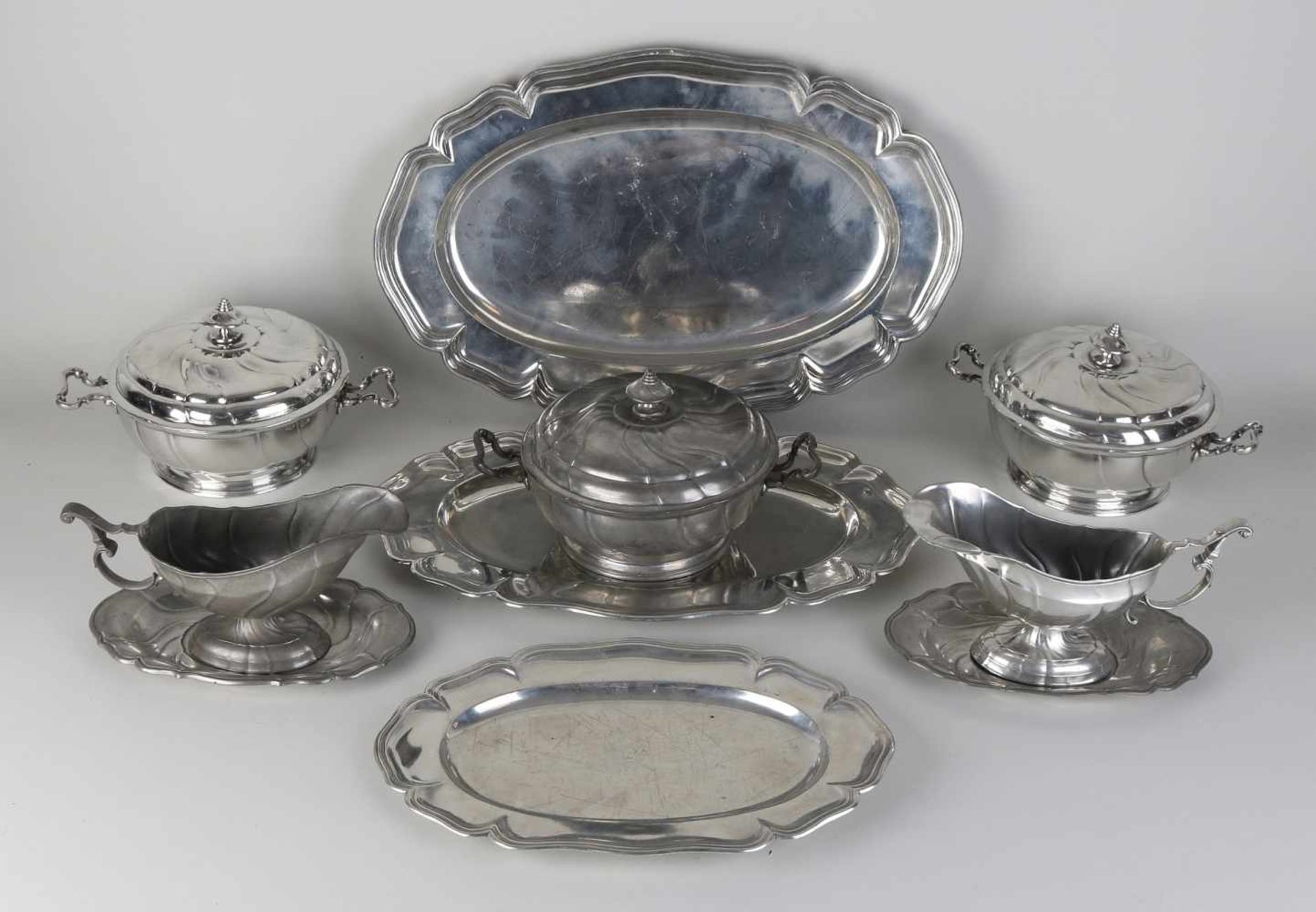 Great lot of miscellaneous tins. 20th century. Among other things: lid trays, sausieres, tablets.