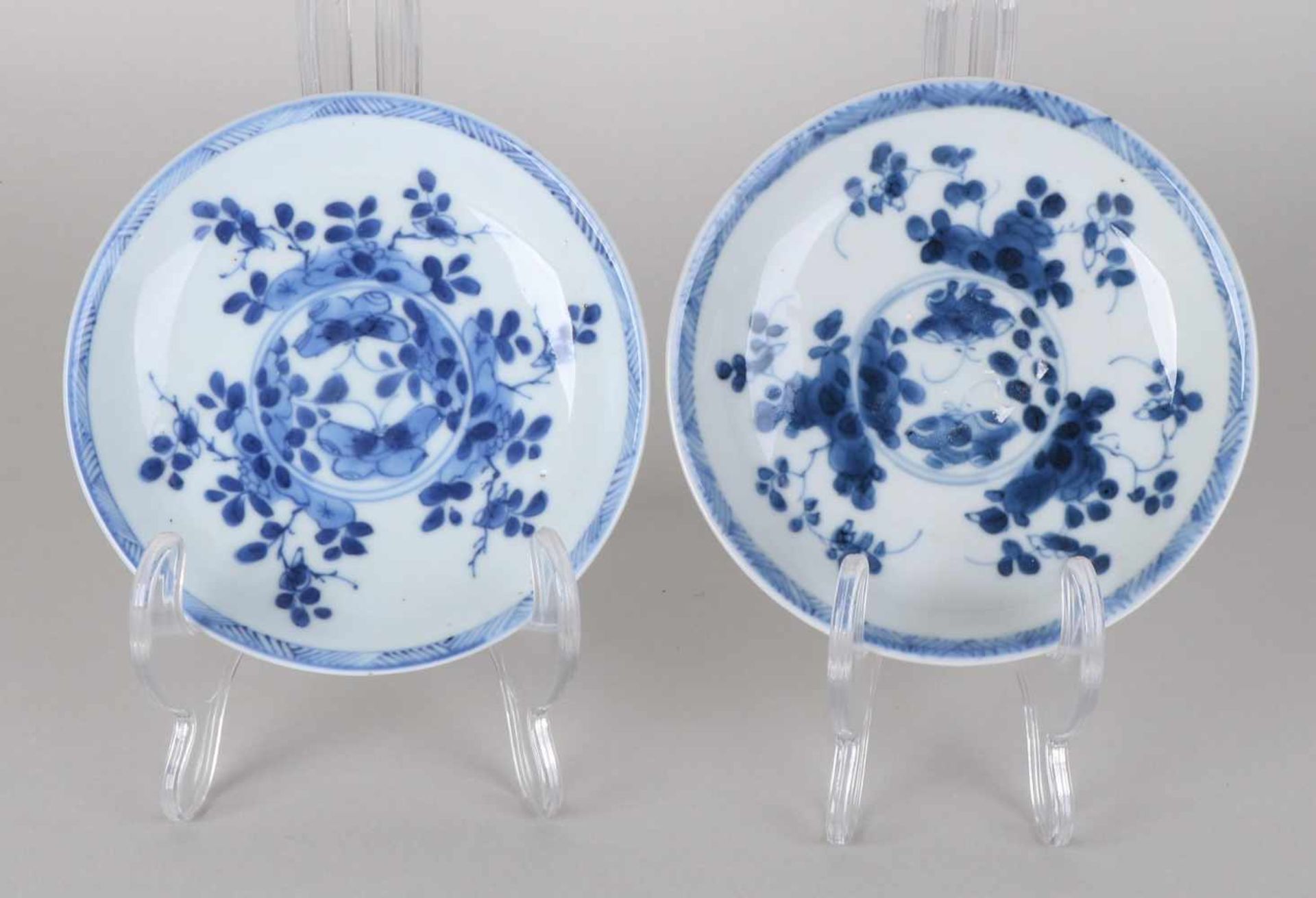 Two 18th - 19th century Chinese porcelain capuchin dishes with floral decor. Dimensions: ø 11.2