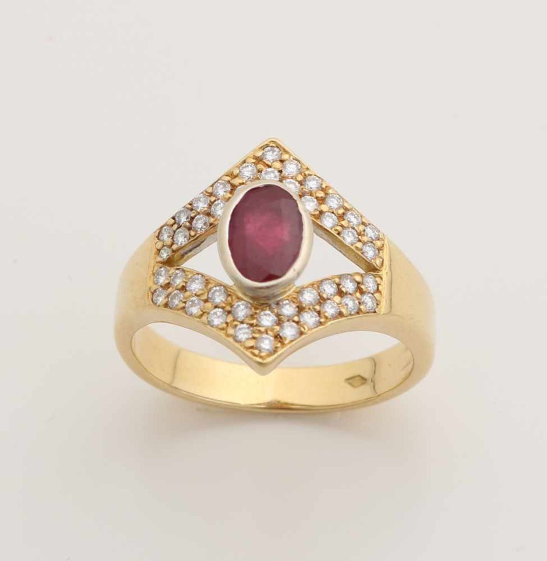 Tight yellow gold ring, 750/000, with ruby and diamond. Elegant ring split at the top with an oval