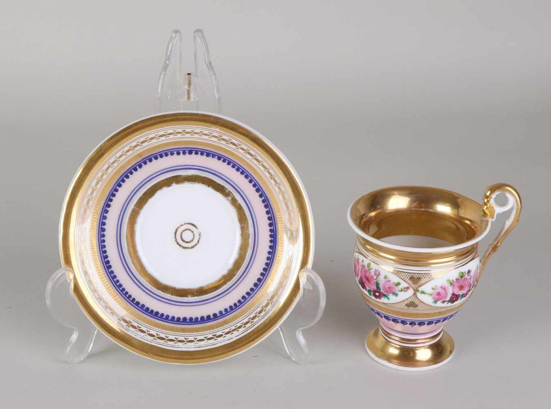 19th century gilt Biedermeier cup and saucer with floral decors. Handpainted. Size: 10 x 13 cm ø. In