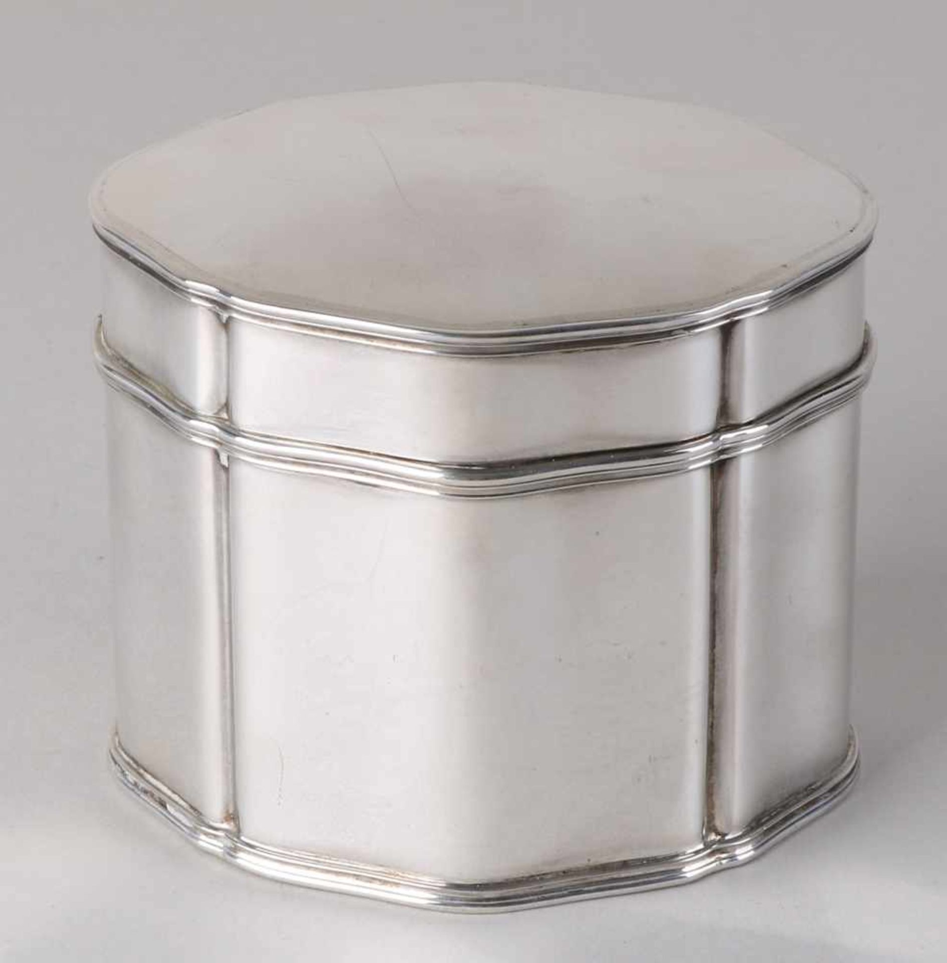 Silver drum, 925/000, oval-contoured model with hinged lid, with a gold-plated interior. 12x10x10