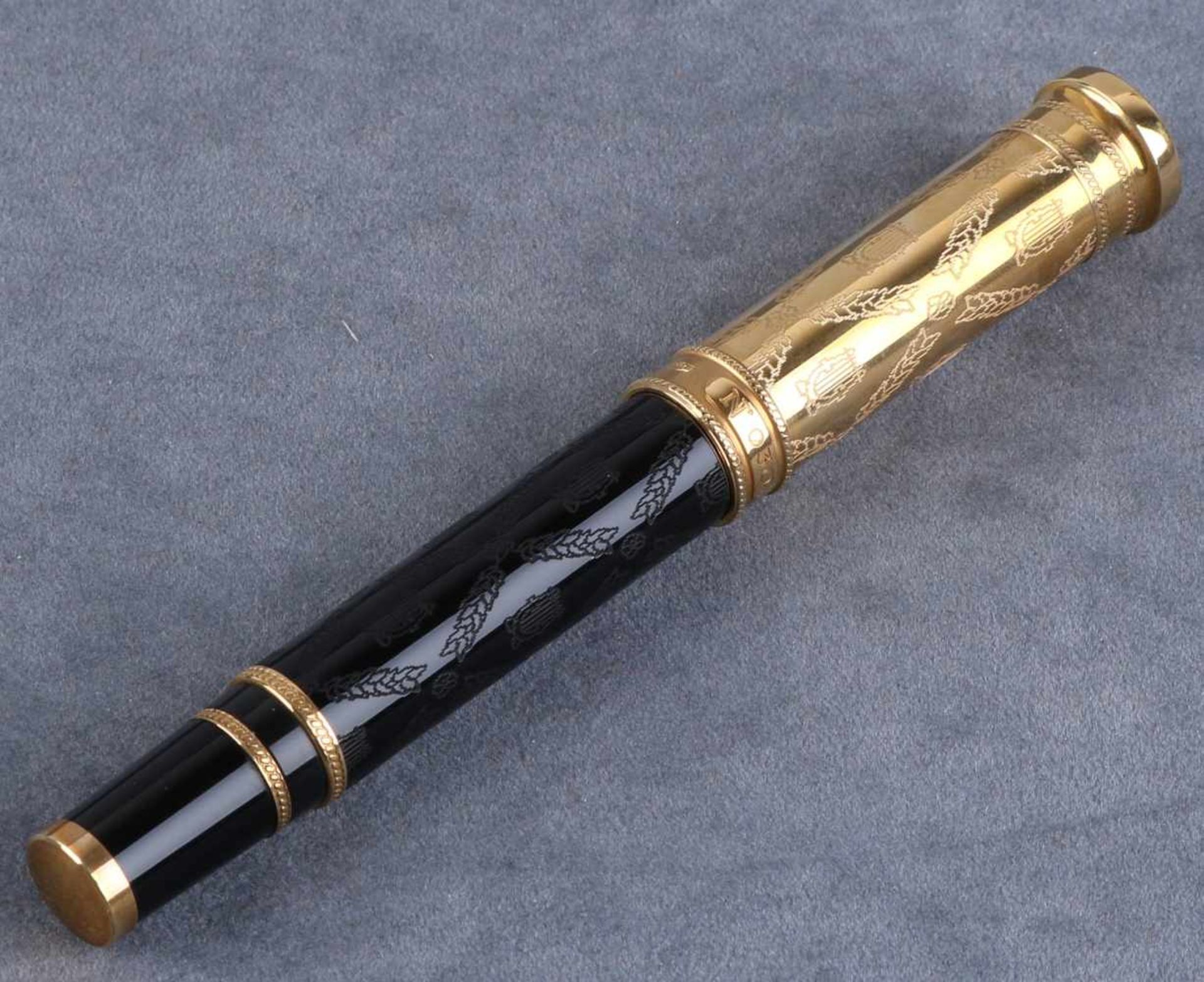 Very rare and exclusive Aurora pen Giuseppe Verdi Opera Gold ".  Nice pen, engraved all around and - Image 2 of 3