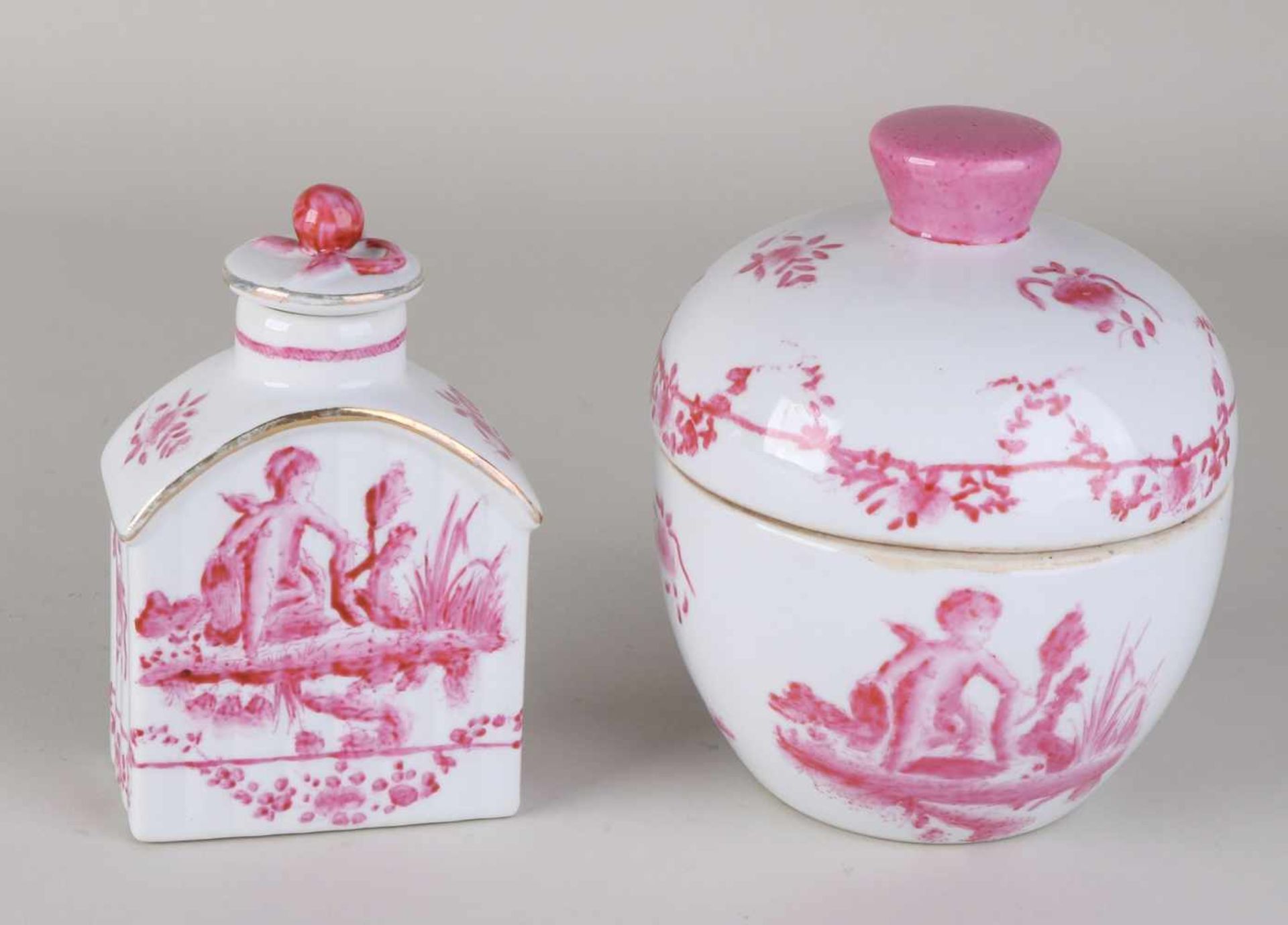 Twice old Chinese porcelain with pink decor. Consisting of: Tea caddy + lid dish. Floral + putti +