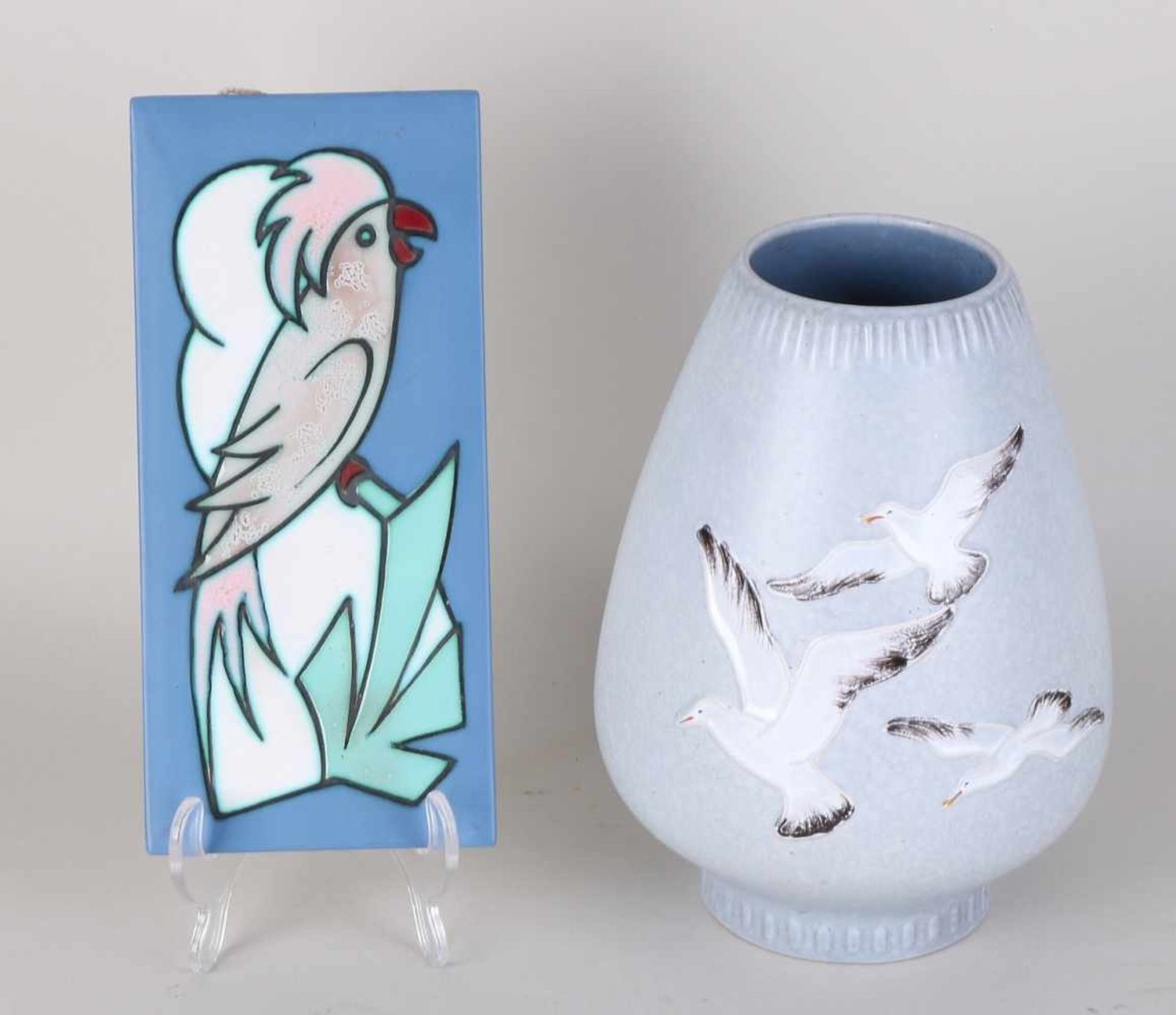Twice Holland Flora Gouda plateel. 20th century. Consisting of: Plaque, cockatoo. Vase, seagulls.