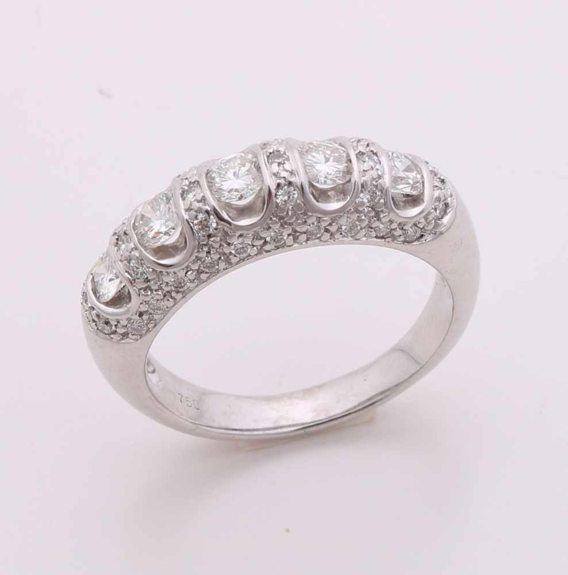 Very nice white gold ring, 750/000, royal set with diamond. Convex ring with a row set with 5