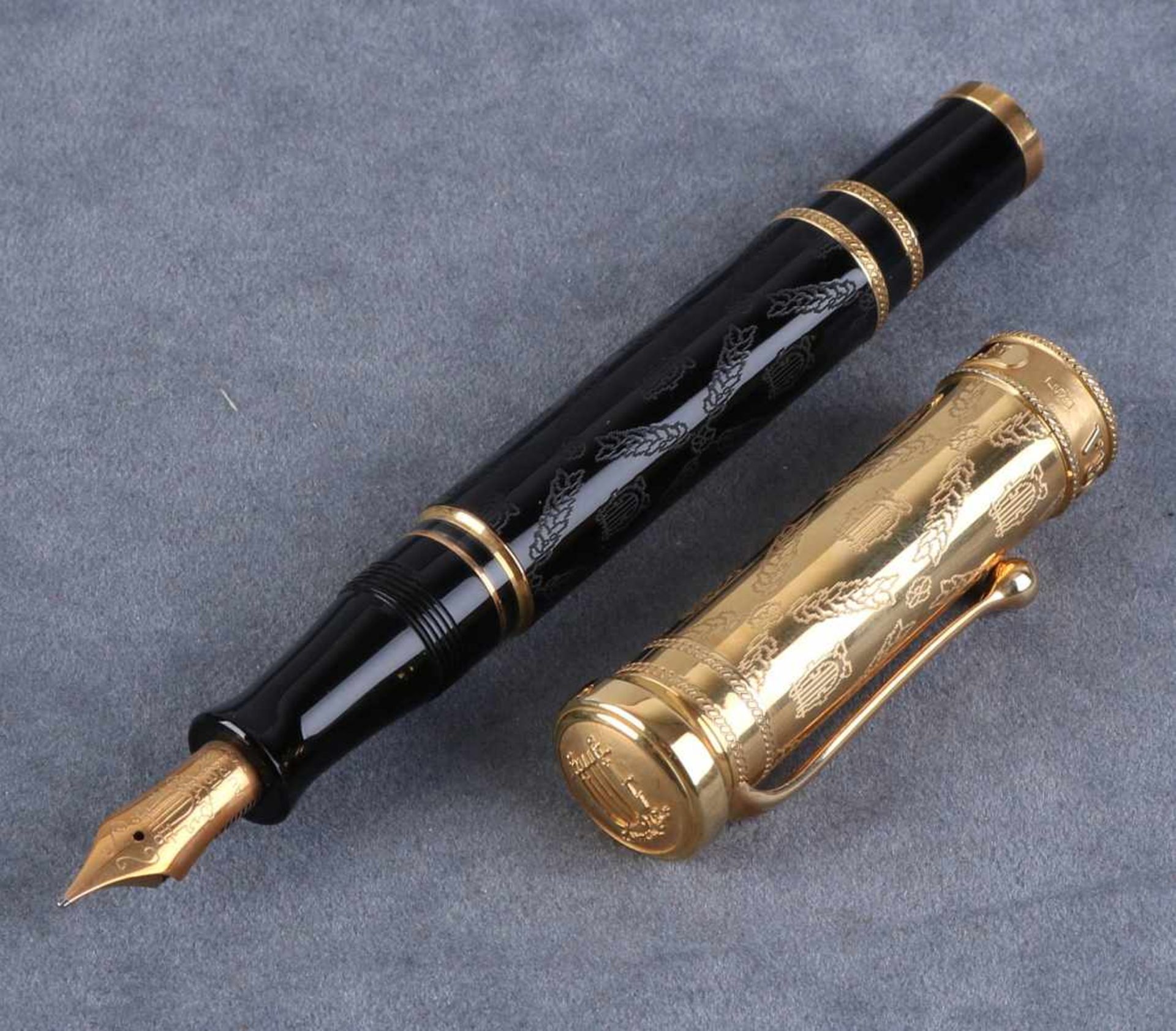 Very rare and exclusive Aurora pen Giuseppe Verdi Opera Gold ".  Nice pen, engraved all around and - Image 3 of 3