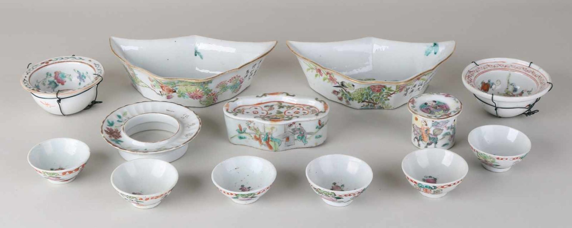 Lot (14x) Chinese porcelain, the Rose family. Among other things: Cricket box, serving bowls, bowls,