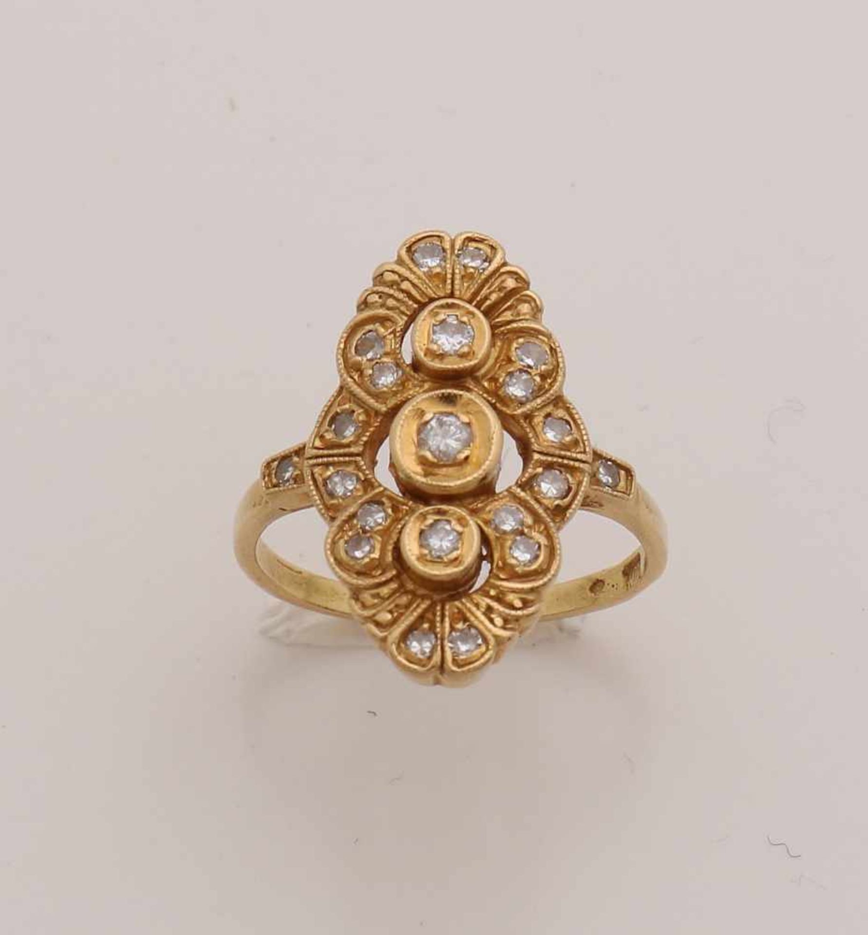 Gold ring, 833/000, with diamond. Ring with an oval head set with brilliant and octagonal cut