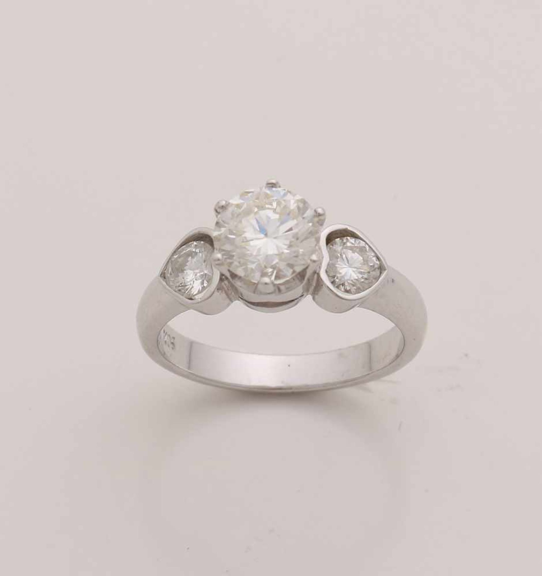 Beautiful white gold ring, 750/000, with 3 diamonds. Ring with a large brilliant cut diamond in