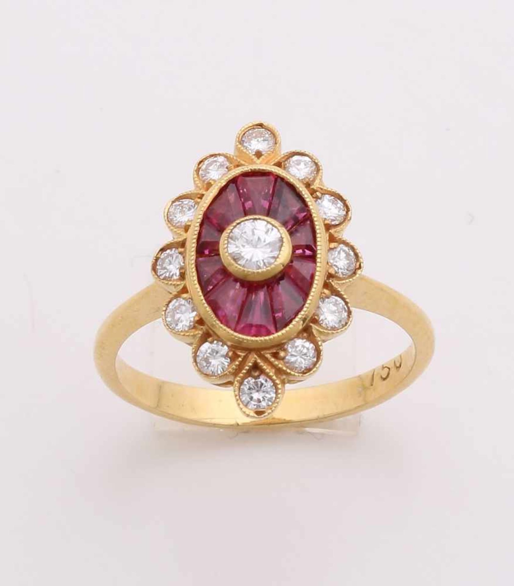 Elegant yellow gold ring, 750/000, with ruby and diamond. Ring in the middle with a brilliant cut