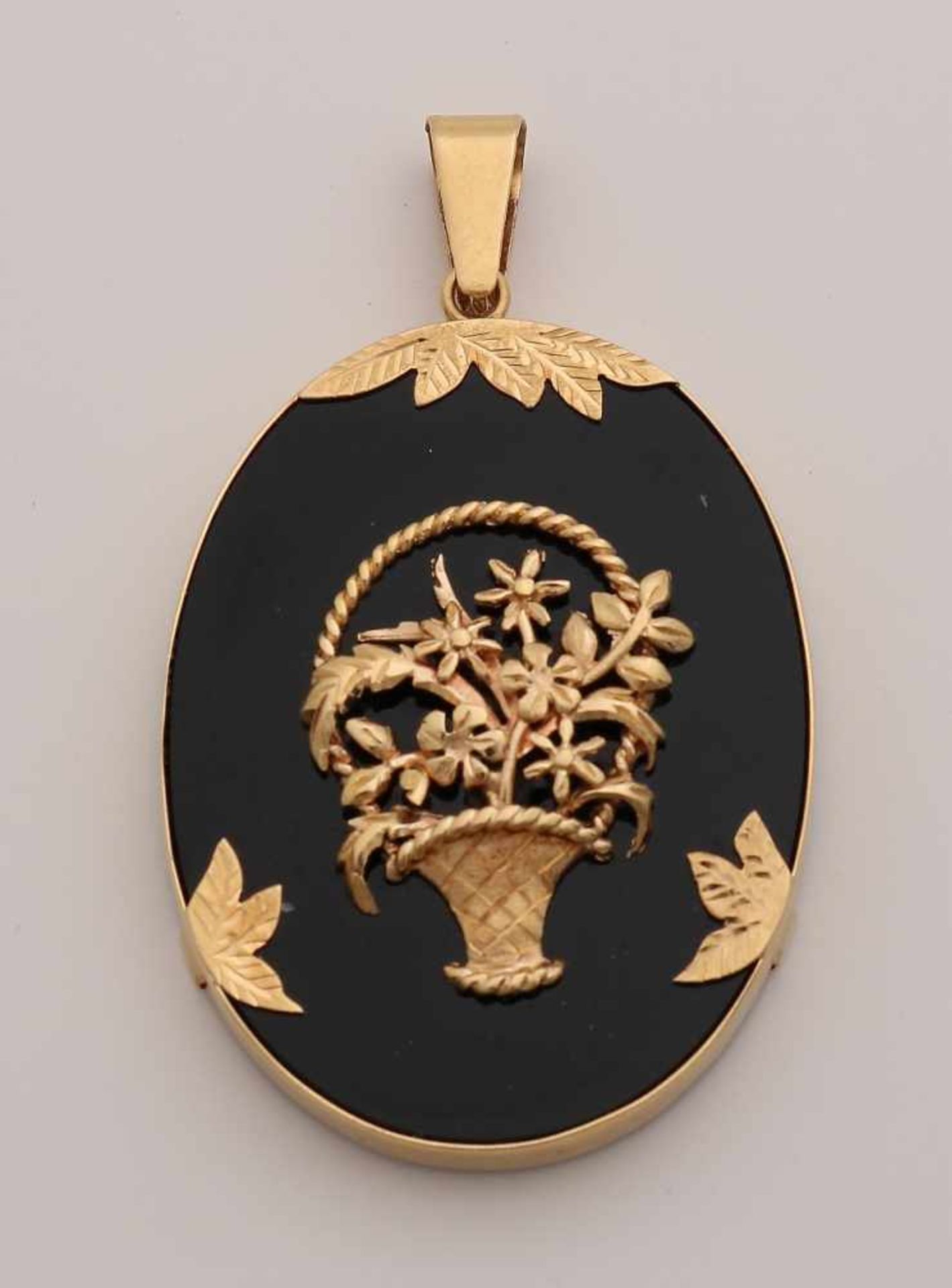 Large yellow gold pendant, 585/000, with onyx and decoration. Oval pendant with an oval cut flat