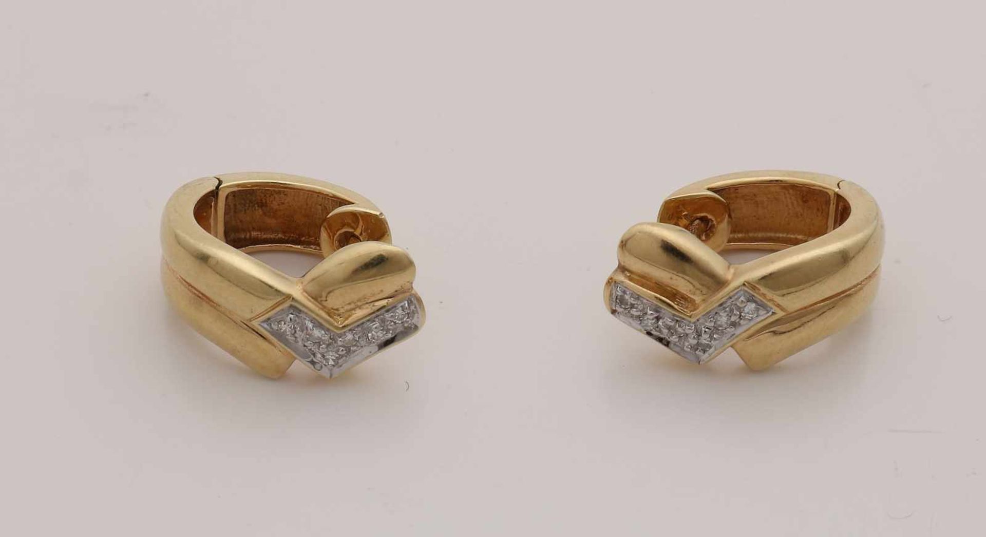 Yellow gold creoles, 585/000, with diamond. Fantasy creole with hinge, set in V-shape with 6