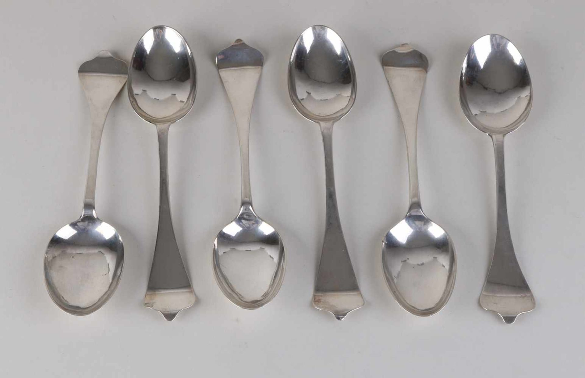 Six silver antique spoons, with a needle with comb and a stem end with a battery tray shape. MT .: