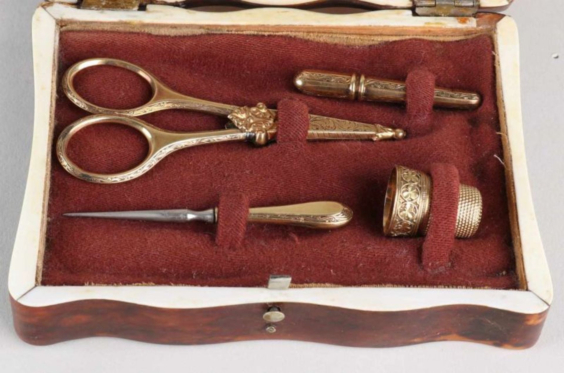 Necessary box from turtle with yellow gold thimble, scissors, awl and needle case. MT .: WA van - Bild 2 aus 2