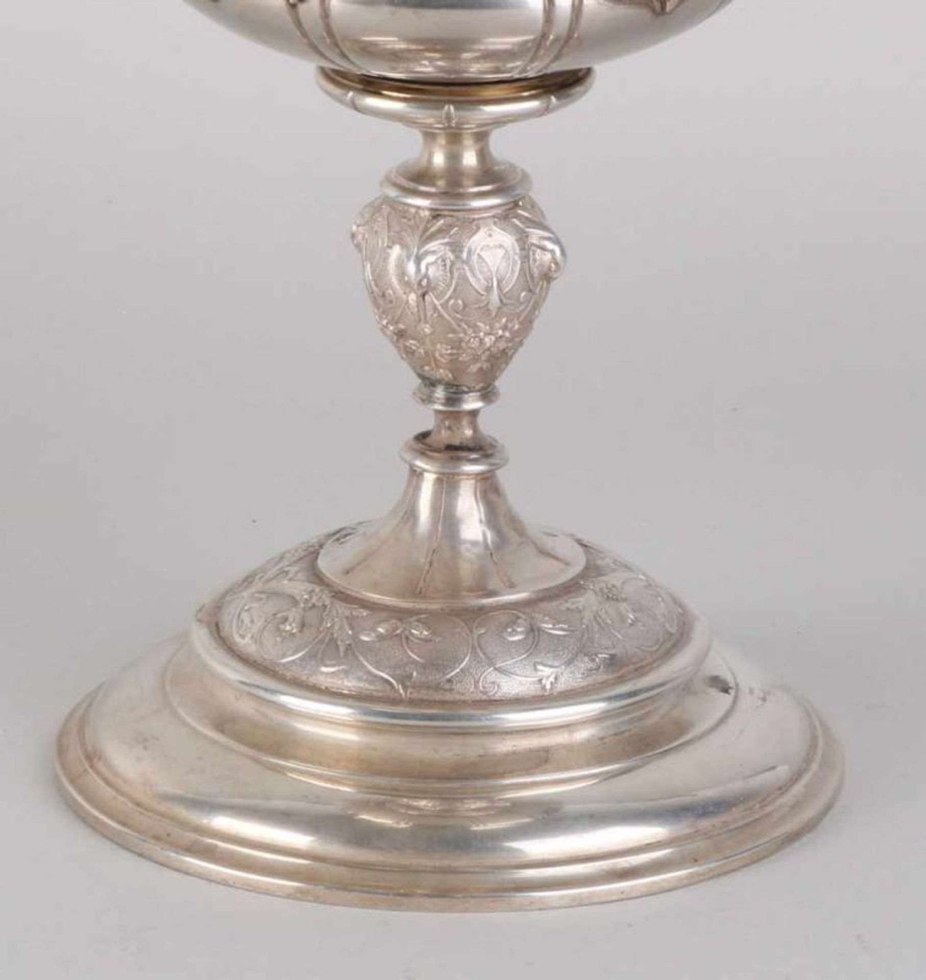 Antique silver show cup, 800/000, with lid. Round cup, decorated with a putti cartouche, four - Bild 4 aus 5