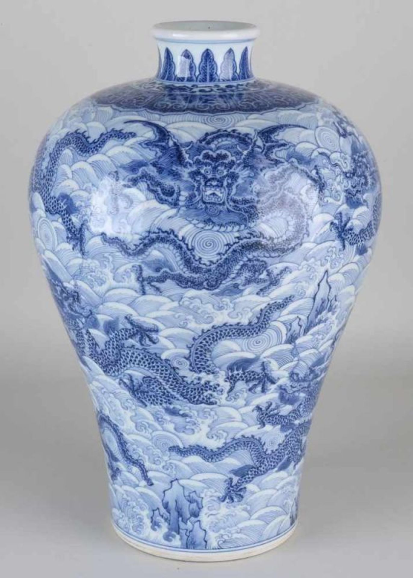 Large ancient Chinese porcelain vase with dragons in cloud decor. Dimensions: 37 x 22 cm. In good - Bild 2 aus 3