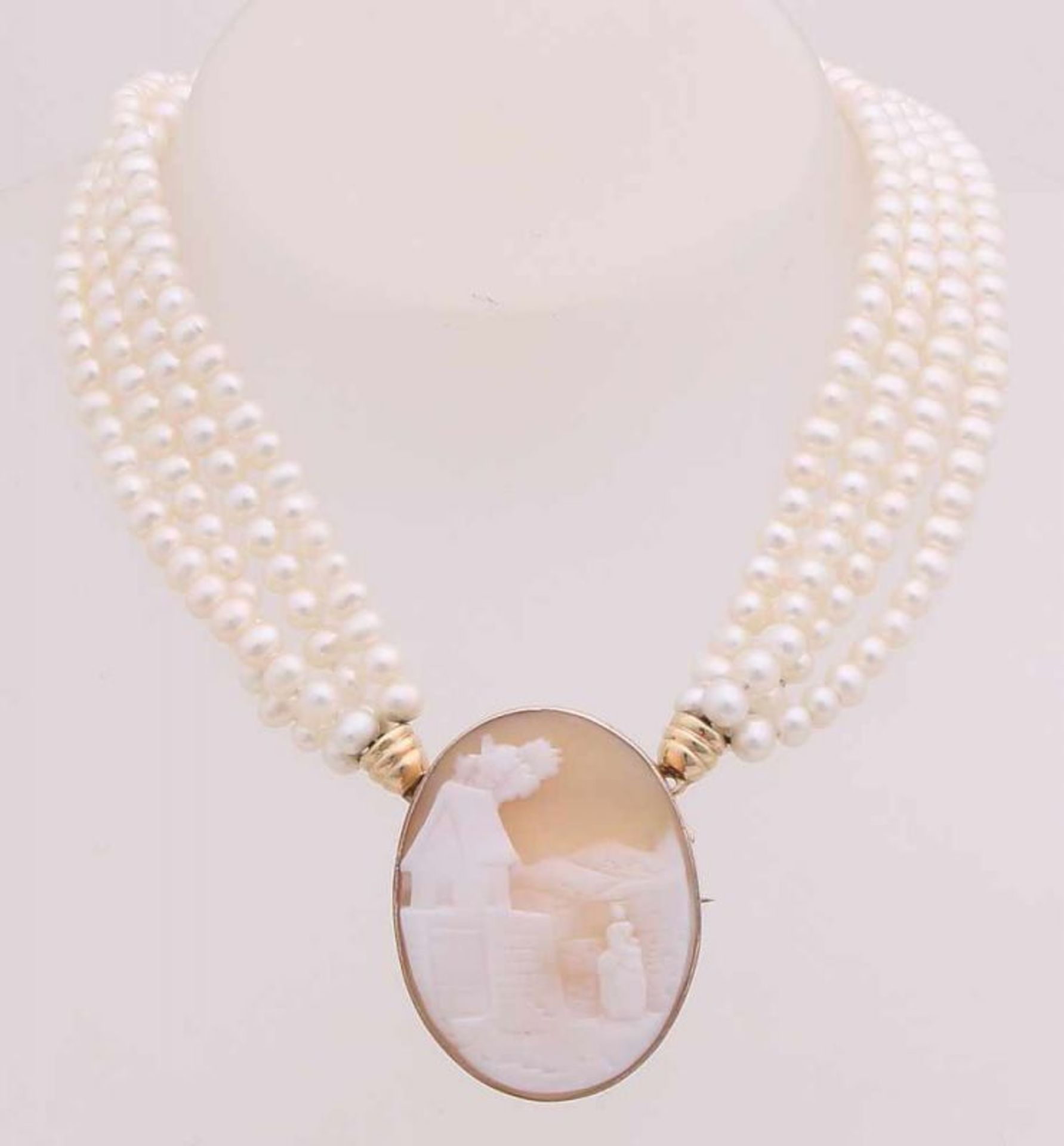 Pearl necklace with golden cameo brooch / clasp, 585/000. Necklace of 4 rows of freshwater pearls, ø