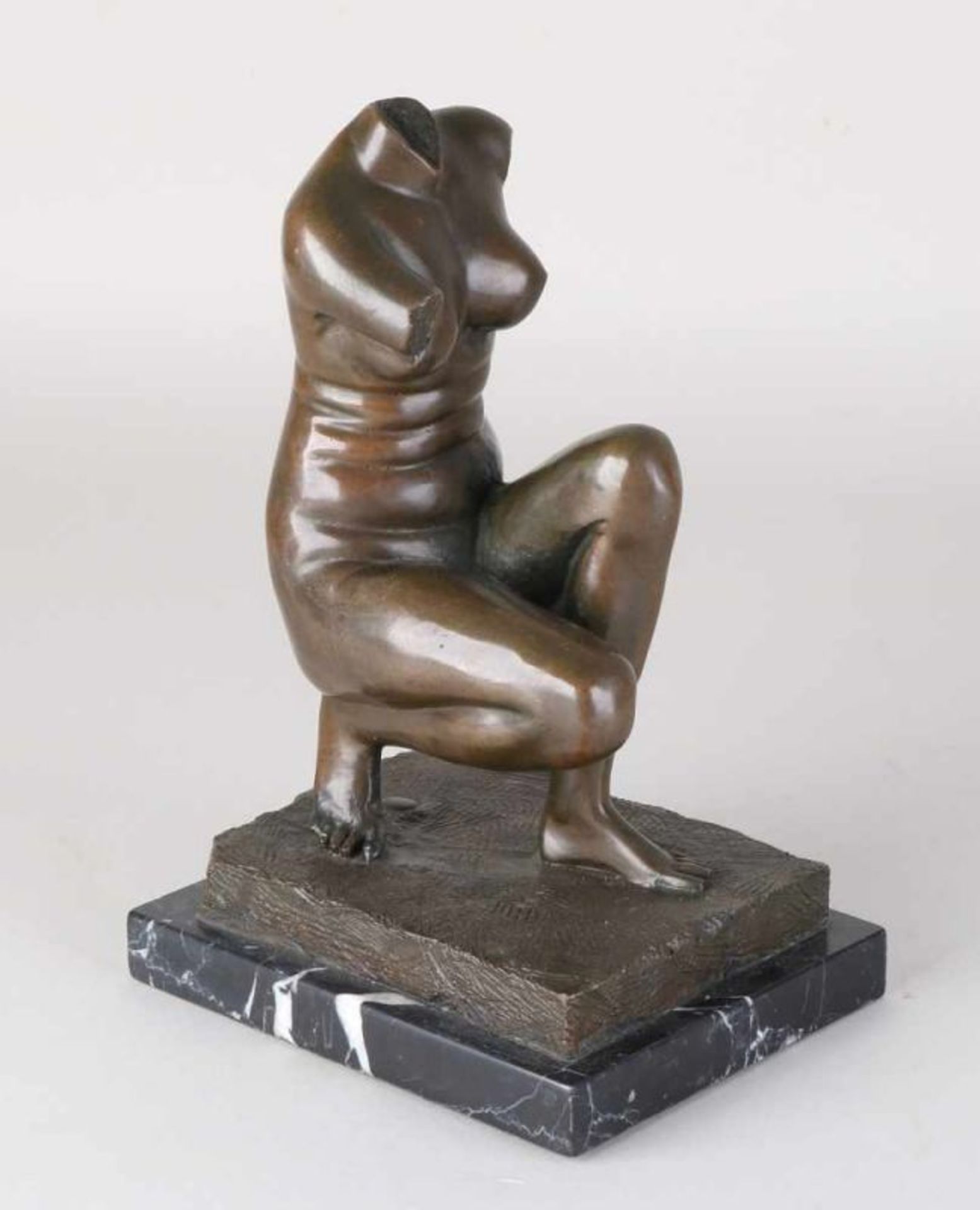 Old bronze figure on a black marble base. Ladies corpus. Dimensions: 23 x 13 x 16 cm. In good