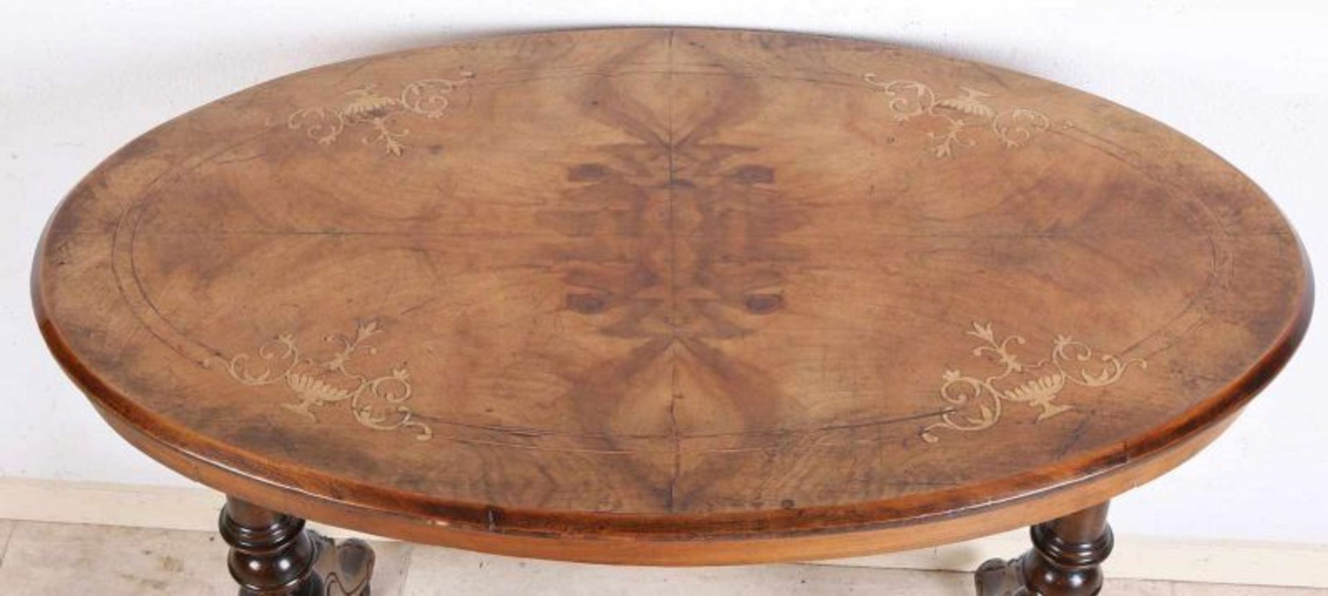 19th century English mahogany oval tea table with intarsia. Dimensions: 68 x 88 x 50 cm. In good - Bild 2 aus 2