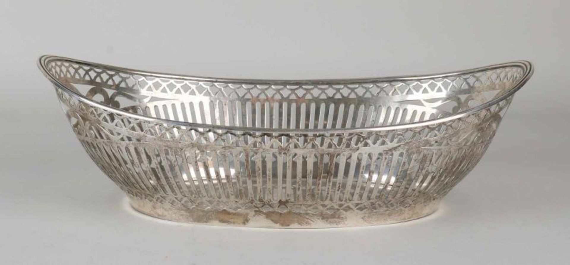 Silver bread basket, 835/000, oval model with sawn pattern with bars and contoured triangles, with - Bild 2 aus 2