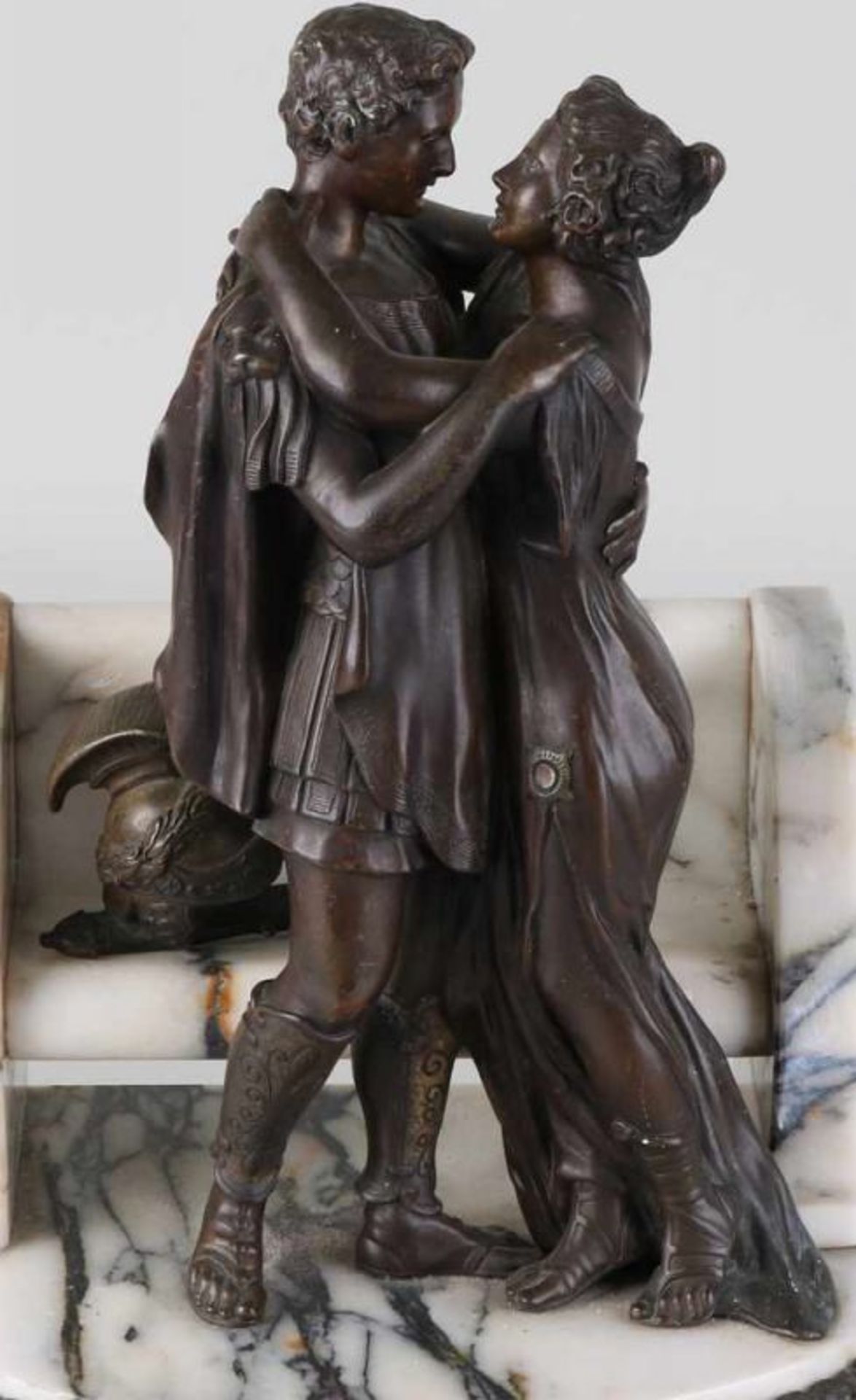 Antique marble with bronze figure by T. Curts Fecit. Roman couple at sofa. Single chip. - Bild 2 aus 2