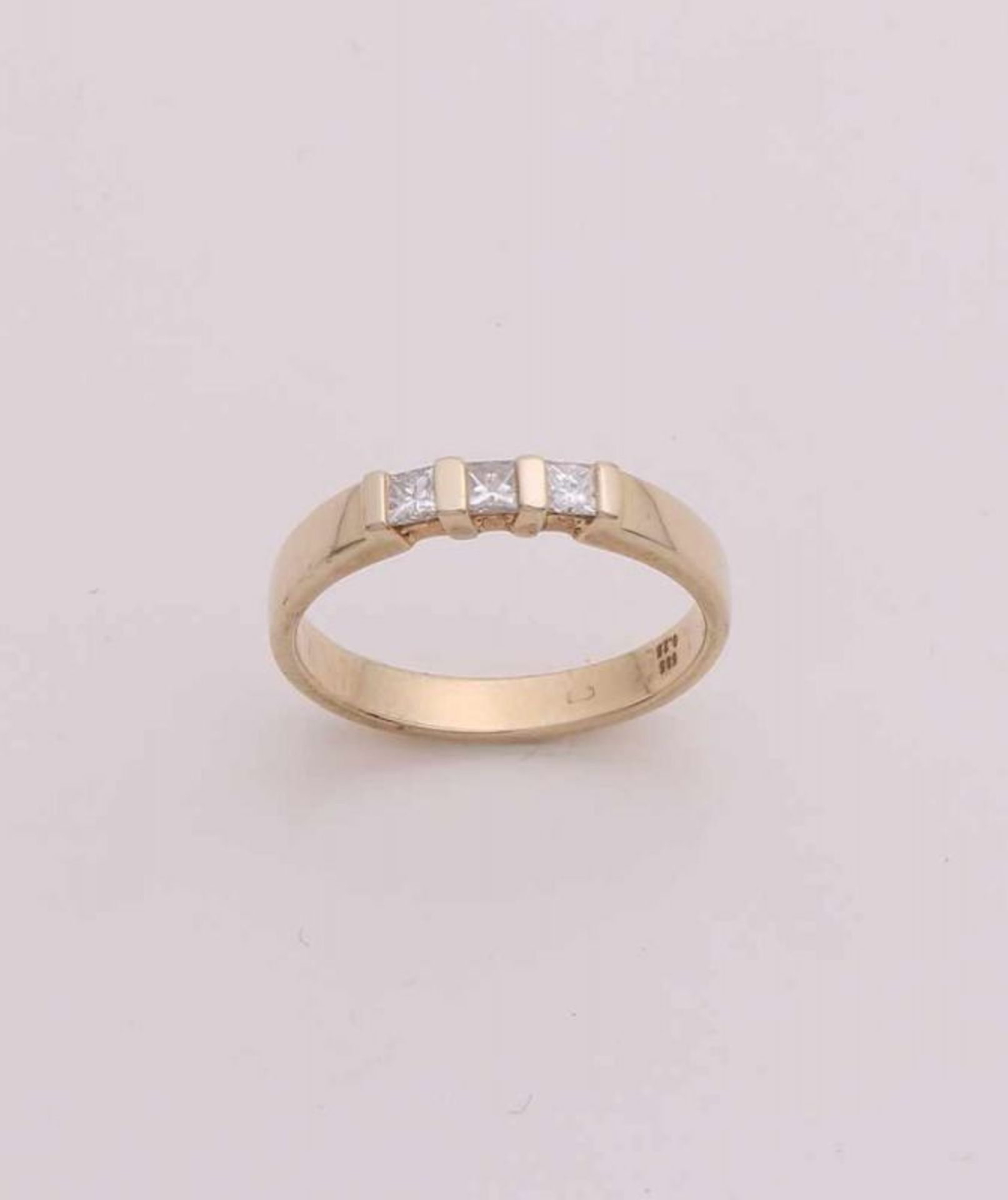 Yellow gold ring, 585/000, with diamond. Riding ring with 3 princes cut diamonds, placed in total