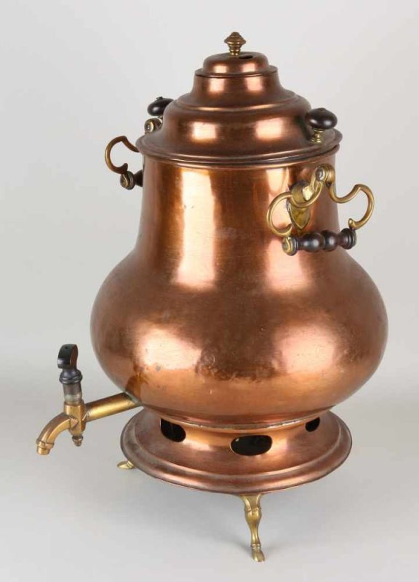 Large antique copper samovar tap jug. Dimensions: 48 x 28 cm ø. In good condition.Großer antiker