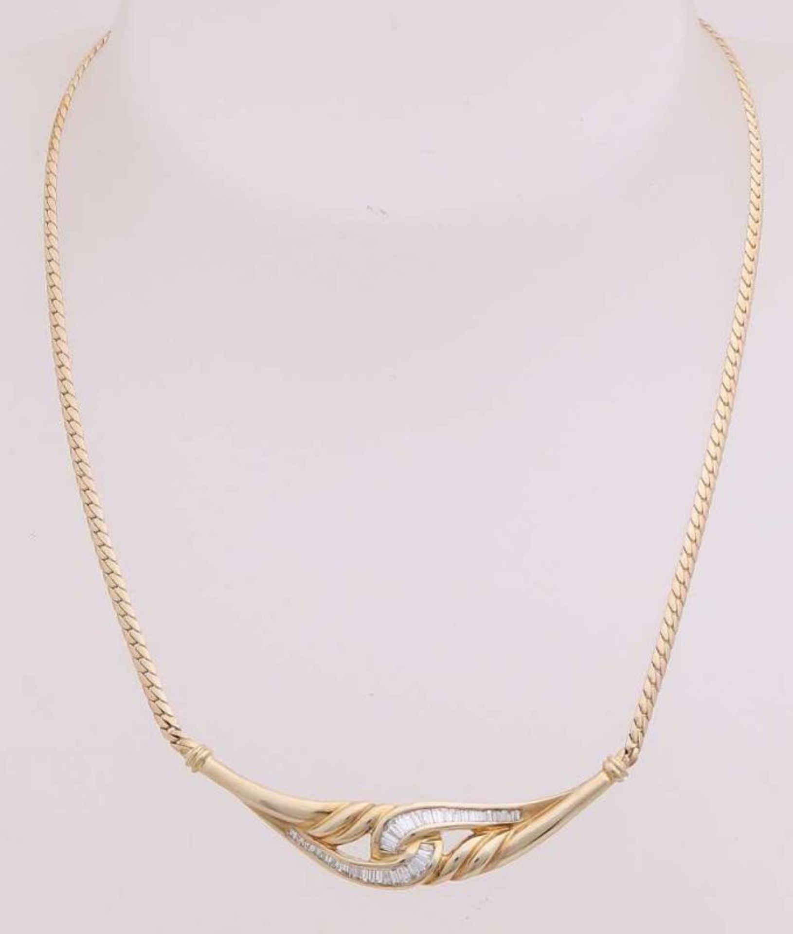 Beautiful golden choker, 585/000, with diamond. Choker with an oval gourmet necklace in the middle