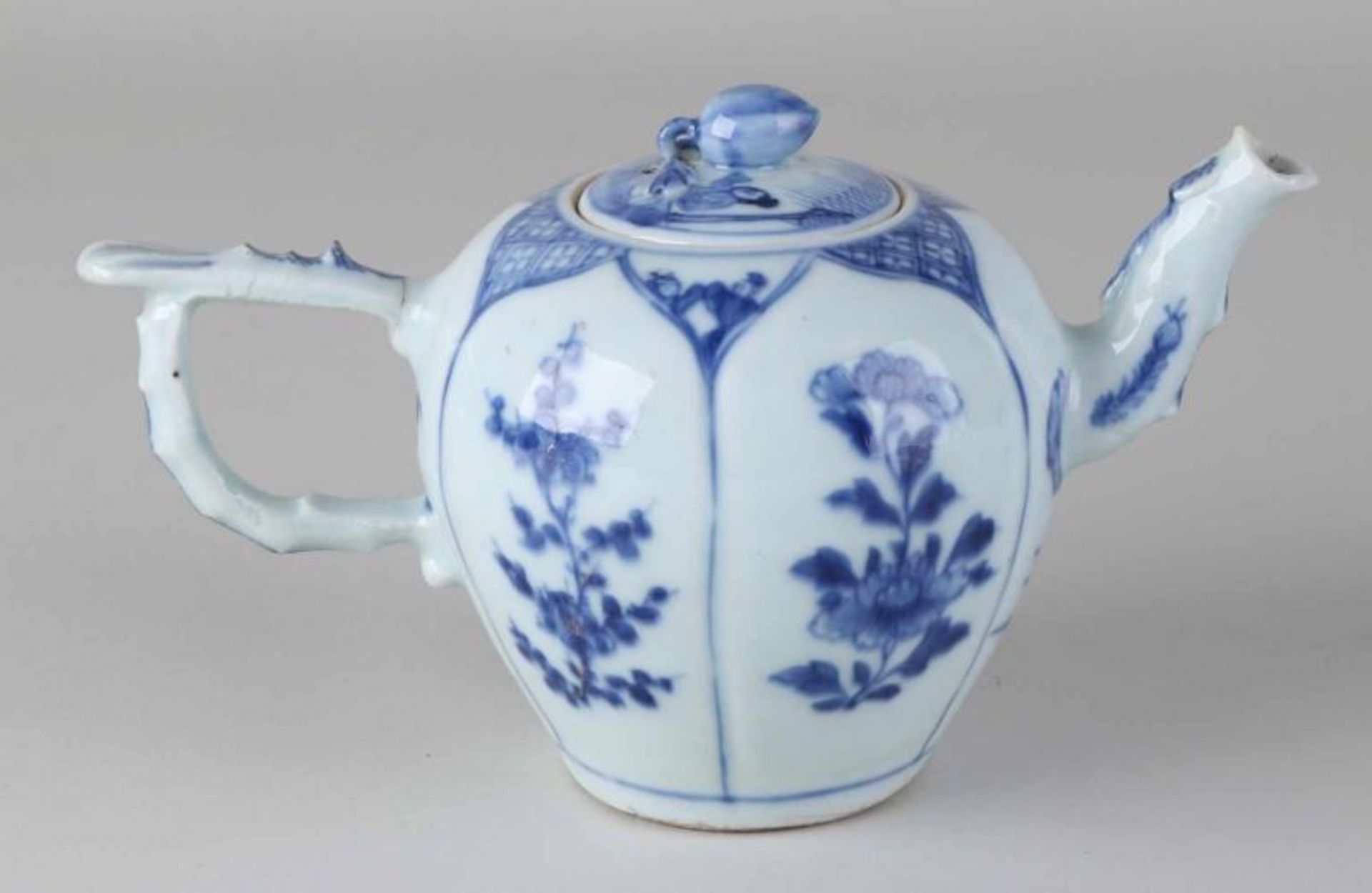 Rare 17th century Chinese Kang Xi porcelain teapot with zots on lid and floral decor. Hairline - Bild 2 aus 3