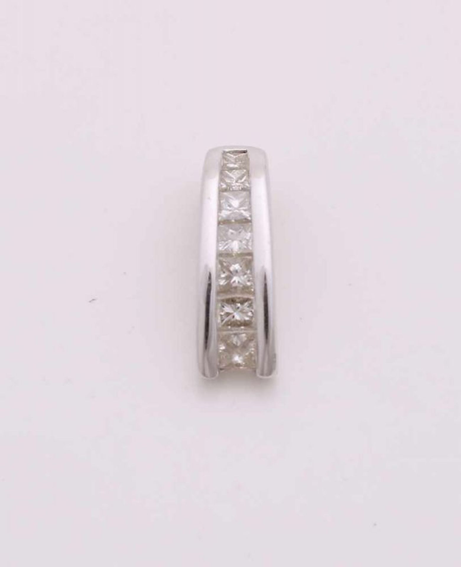 White gold pendant, 585/000, with diamond. Pendant with 7 princes cut diamonds, varying in size,