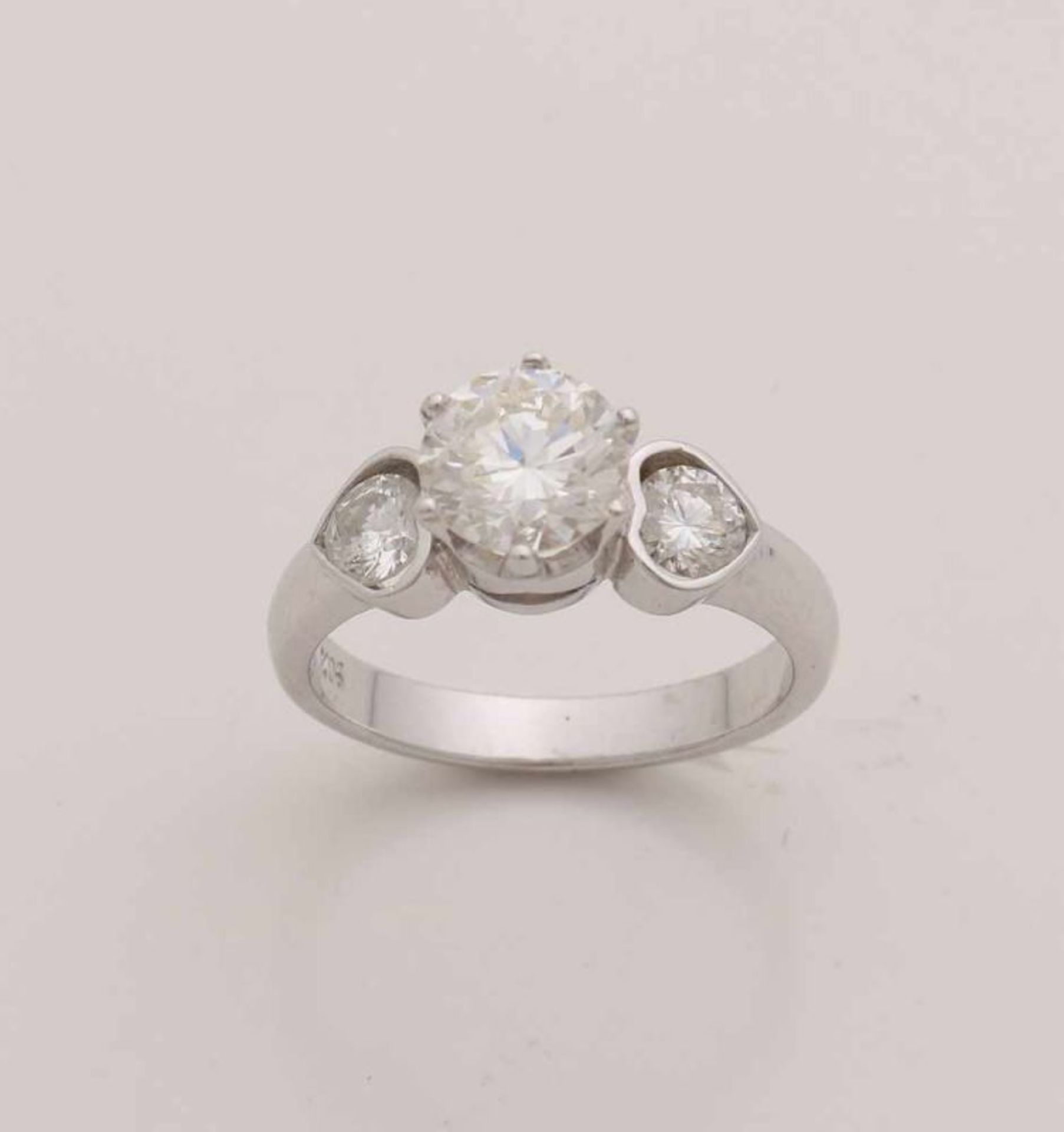 Beautiful white gold ring, 750/000, with 3 diamonds. Ring with a large brilliant cut diamond in