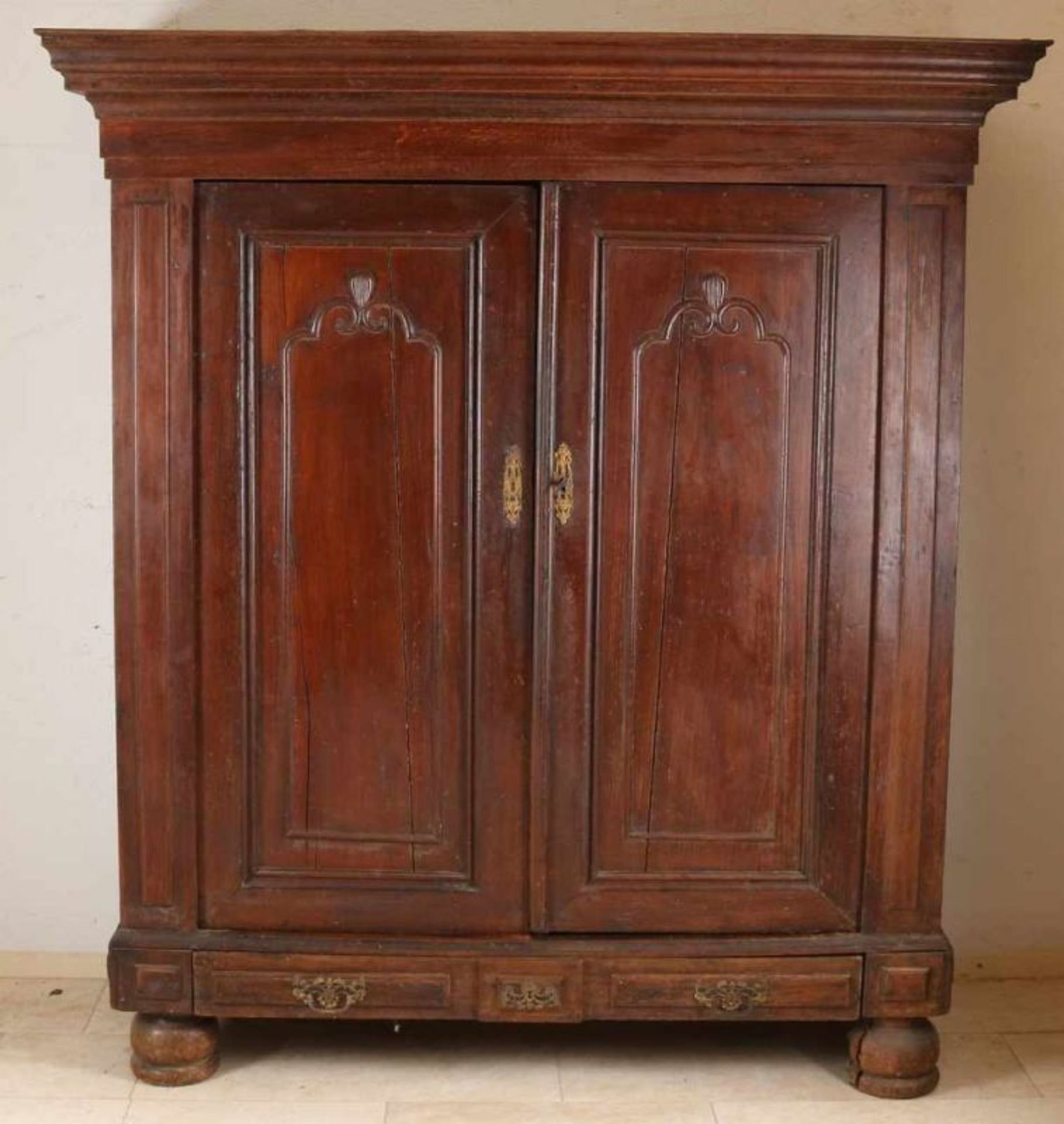 18th century Louis Quinze oak oak cabinet with carving, fixed shelves and removable head and