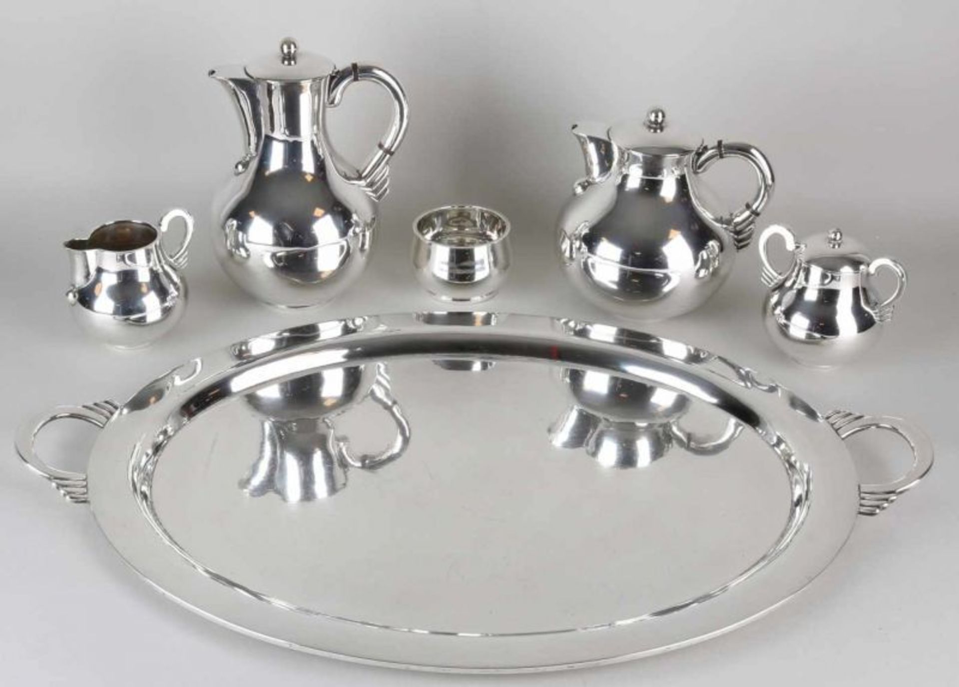 Modern silver coffee service, 925/000, placed on an oval large tray, equipped with a coffee pot, tea - Bild 2 aus 2