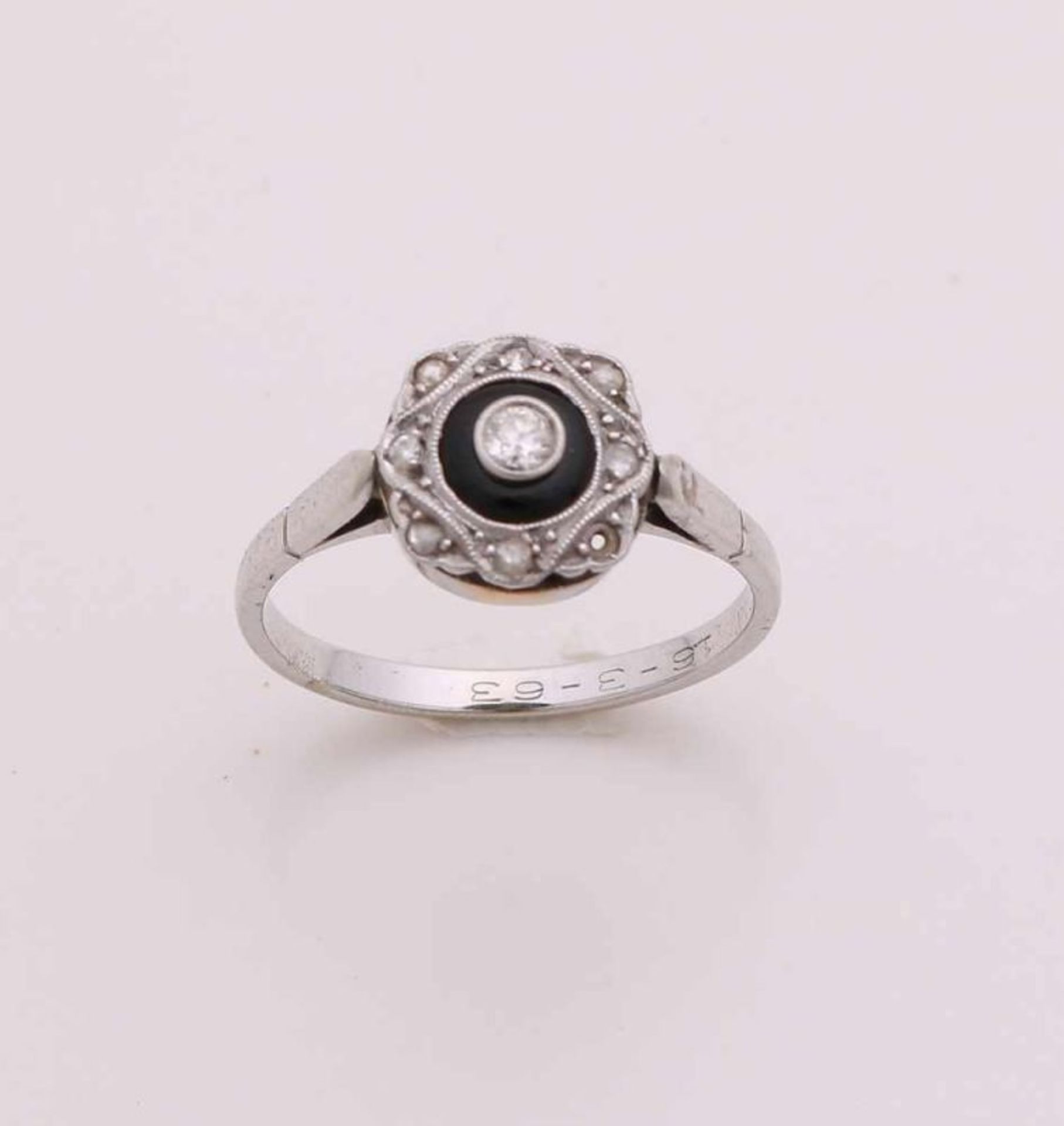 White gold ring, 585/000, Art Deco style with square contoured head, 9,5x9,5mm., With an onyx ring