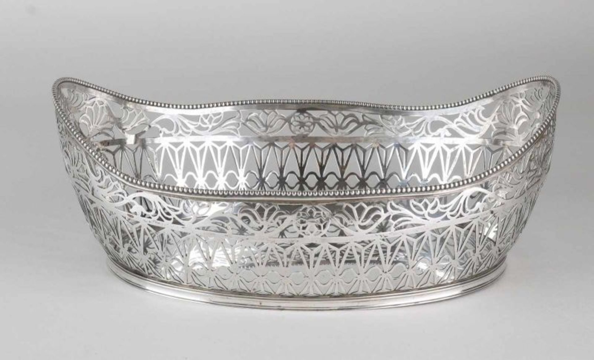 Silver bread basket, 833/000, oval sawn model with a pearl border and floral decor. MT. HM Mansvelt,