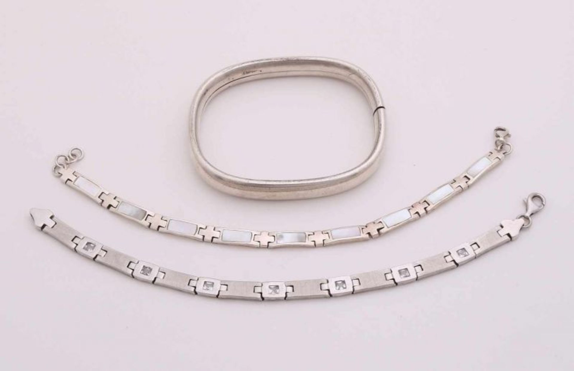Lot with three silver bracelets, 925/000, a silver link band decorated with white mother-of-pearl,