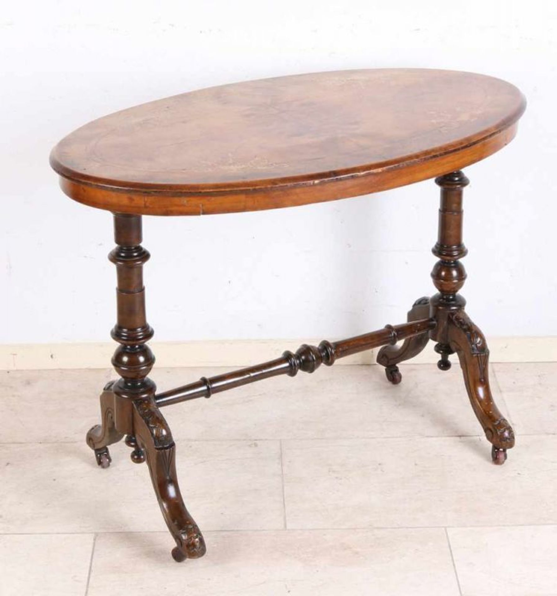 19th century English mahogany oval tea table with intarsia. Dimensions: 68 x 88 x 50 cm. In good